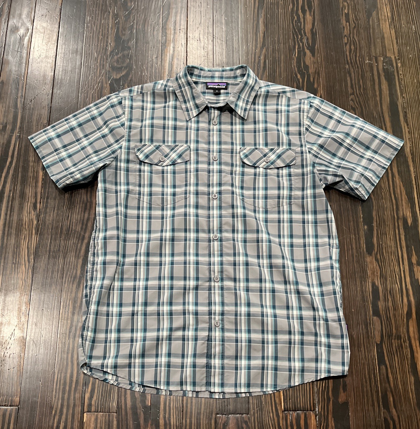 Patagonia Short Sleeve Button Up Shirt Men’s Medium Plaid Gray Green Nylon Poly