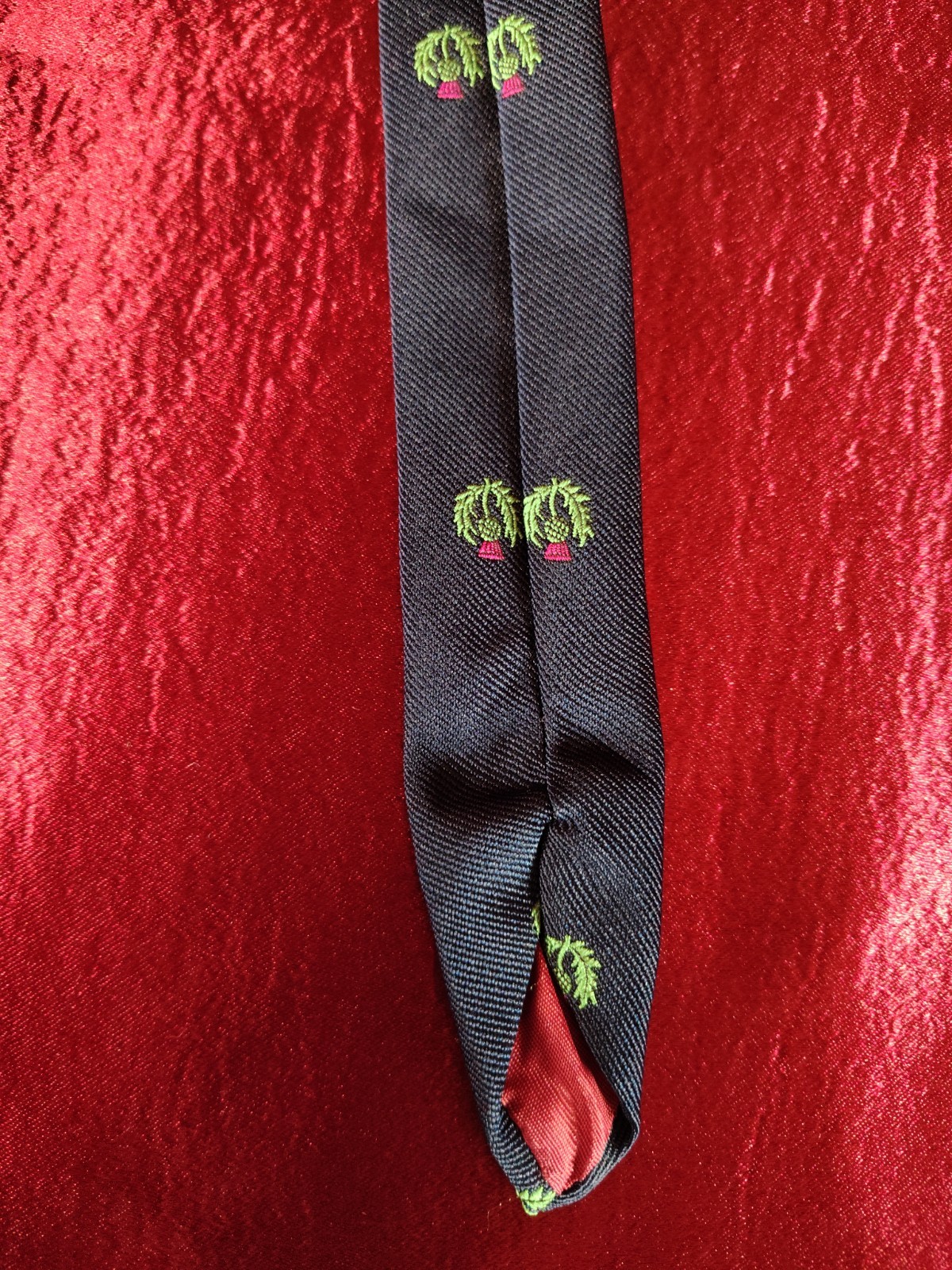 Vintage 1990s Hortex Navy Scotch Thistle Diagonal Stripe Narrow 2.75″ Necktie