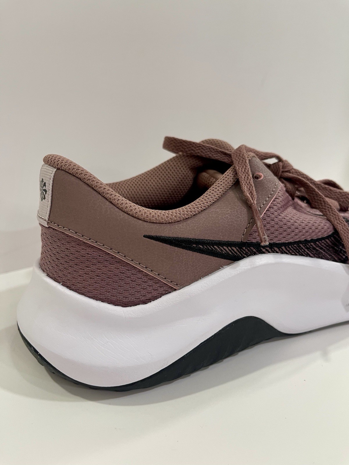 Nike Legend Essential 3 Mauve Training Shoes Men 10 / Women 11.5 DM1119-200