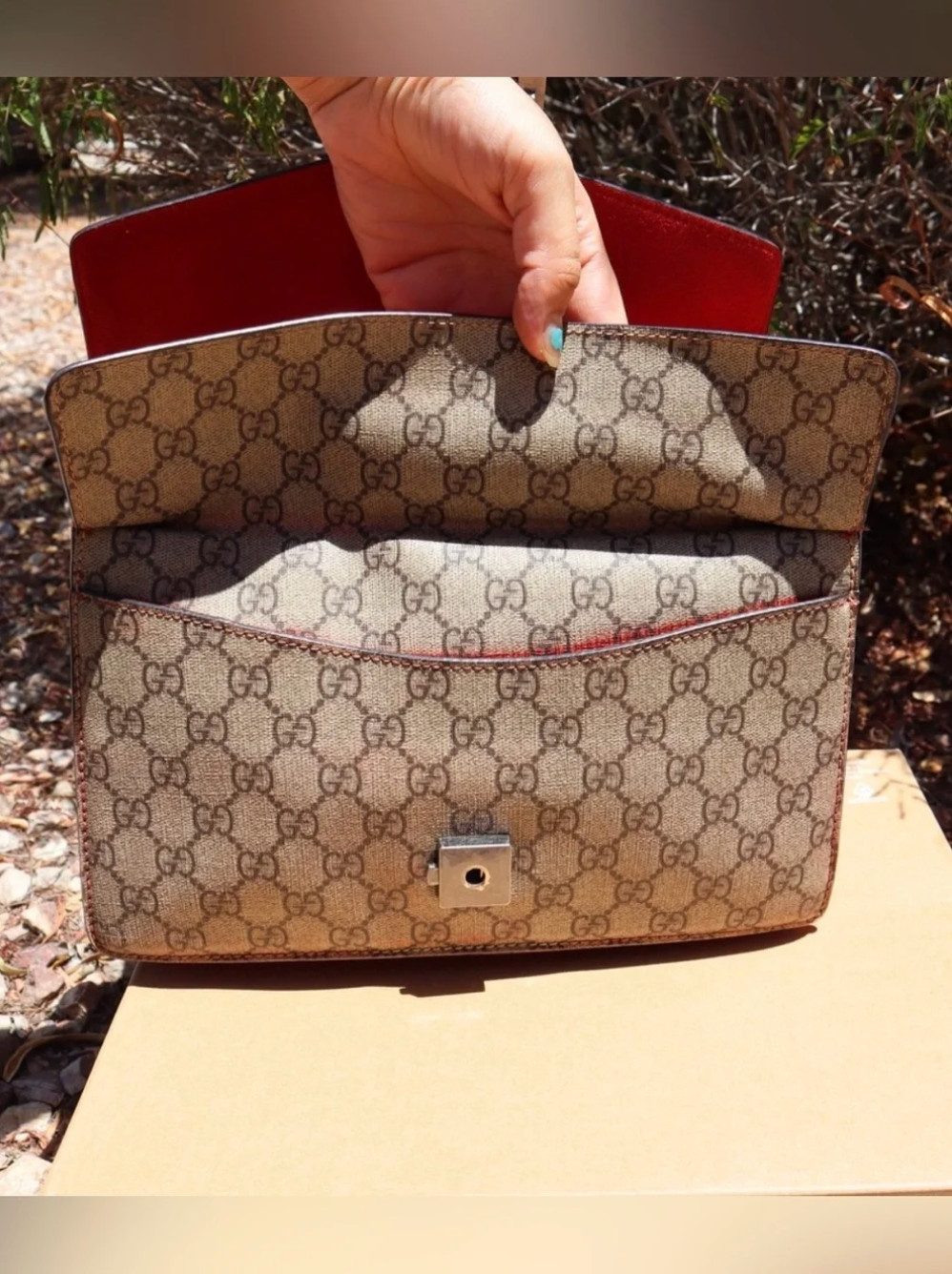 GUCCI BEIGE GG SUPREME CANVAS SHOULDER BAG WITH RED ACCENT