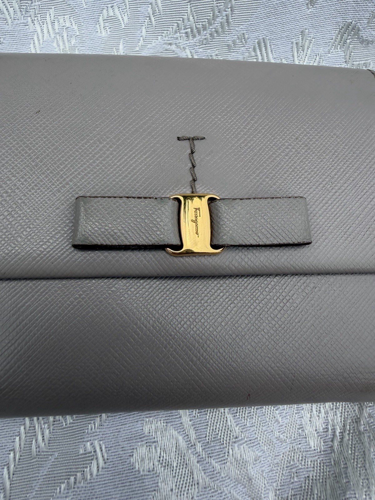 Salvatore Ferragamo Vara Bow Compact Wallet – Gray Leather