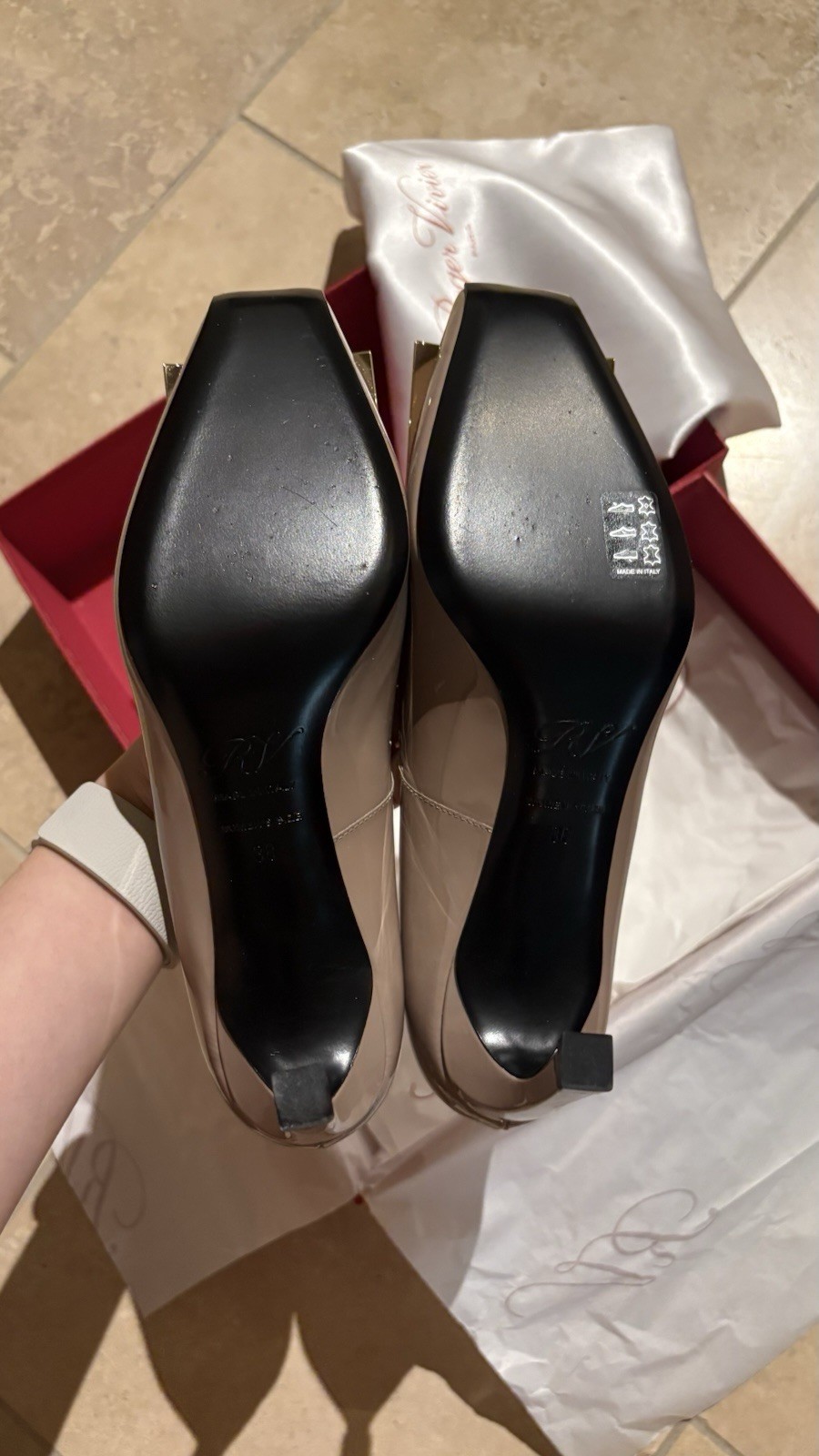 ROGER VIVIER Trompette Pumps in patent leather Beige 38