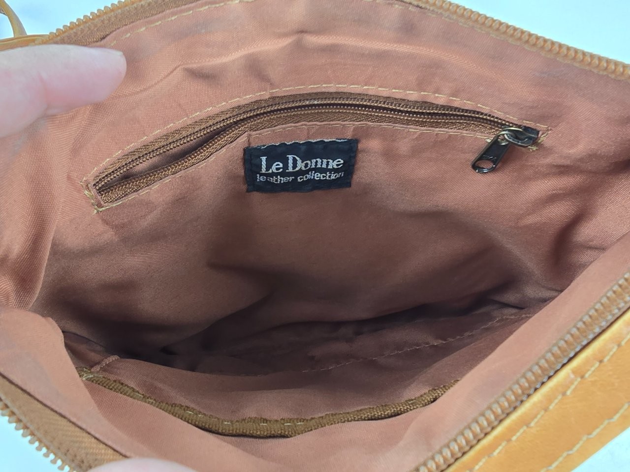 Le Donne Crossbody Shoulder Bag Leather Tan Front Zip Pocket