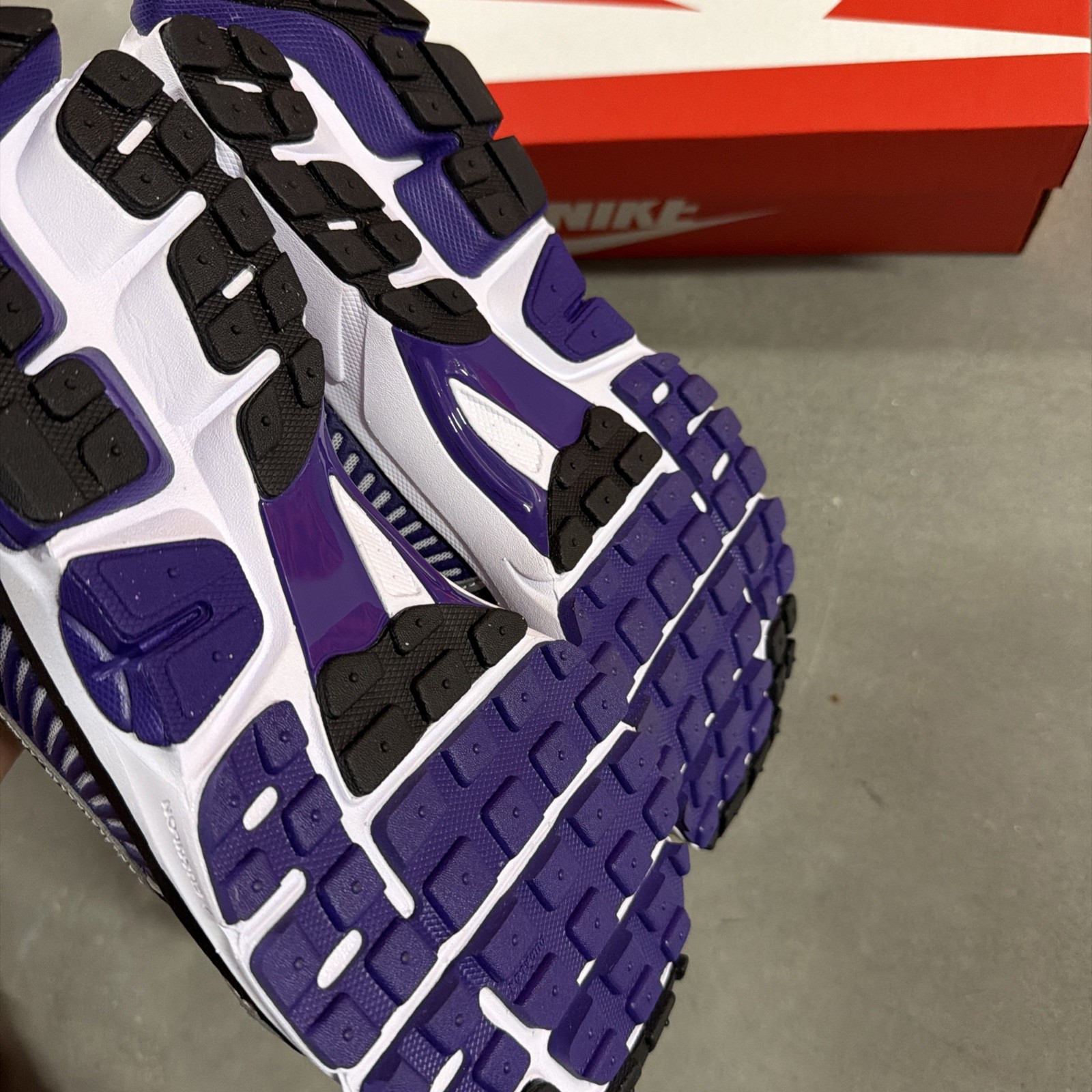 Nike Air Zoom Vomero 5 Metallic Silver Court Purple IM2220-095 Size 9.5 New