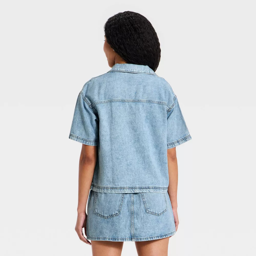 Women Short Sleeve Collared Denim Beach Shirt – Universal Thread Light Wash