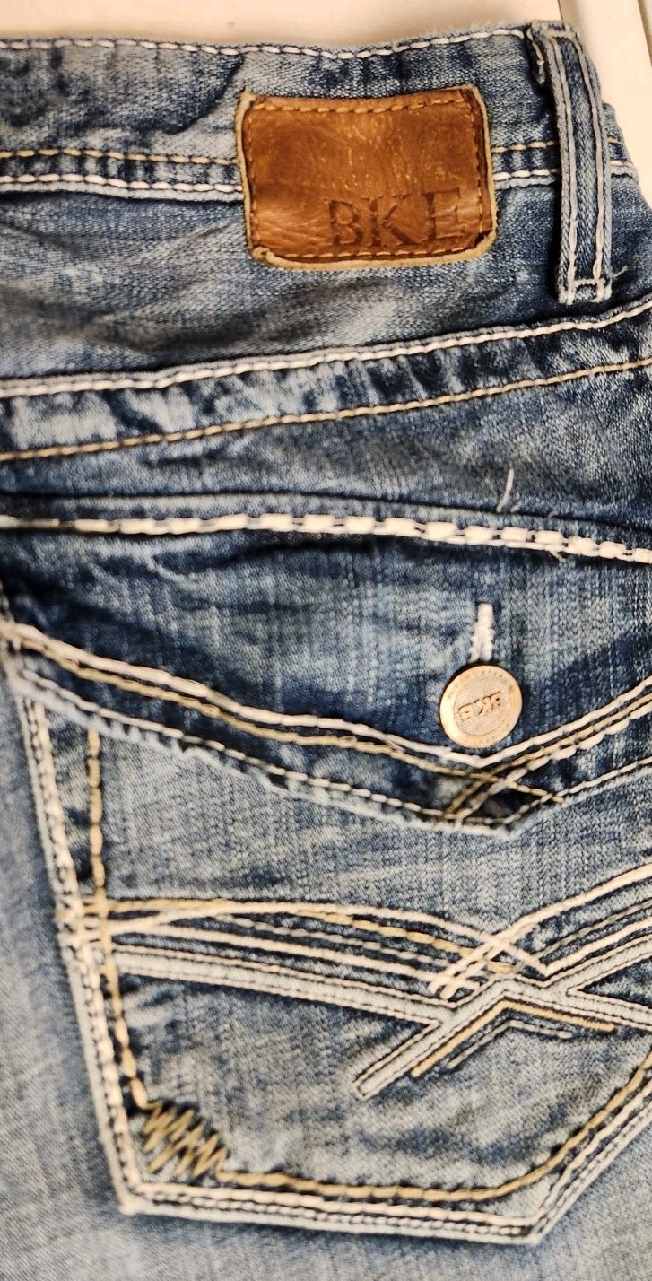 BKE Aiden Bootcut Jeans 30×31 Light Wash Thick Stitch Flap Pockets Denim Buckle