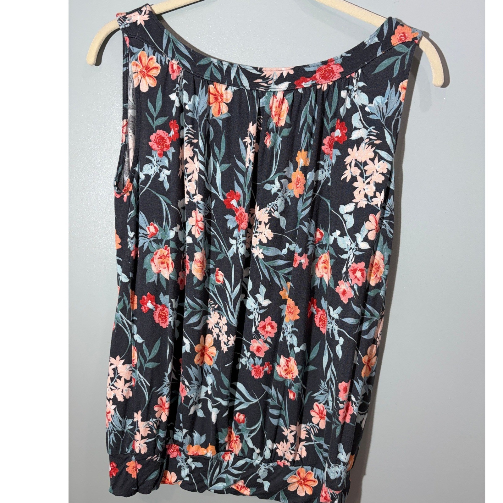Loft Outlet Womens Medium Floral Sleeveless Blouse Navy Blue Coral Banded Hem