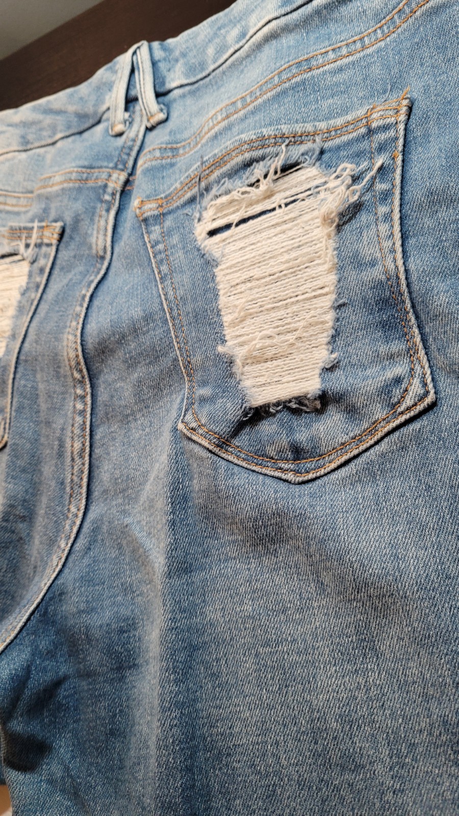 Good American Size 8 / 29 Shredded Split Back Pocket Distressed Jeans Raw Hem