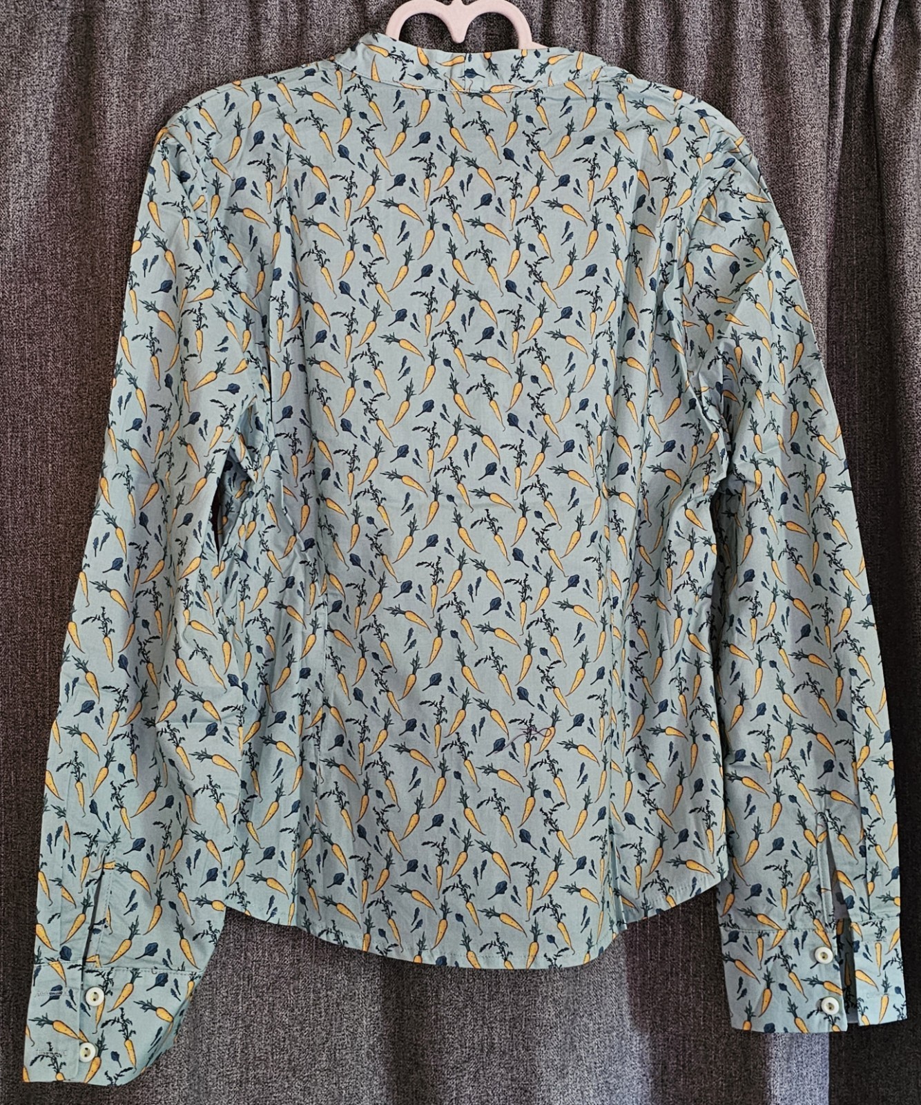 BANNED Green Winter Vegetable Carrot Womens Blouse. Size M/12. Tie Neck. BNWT