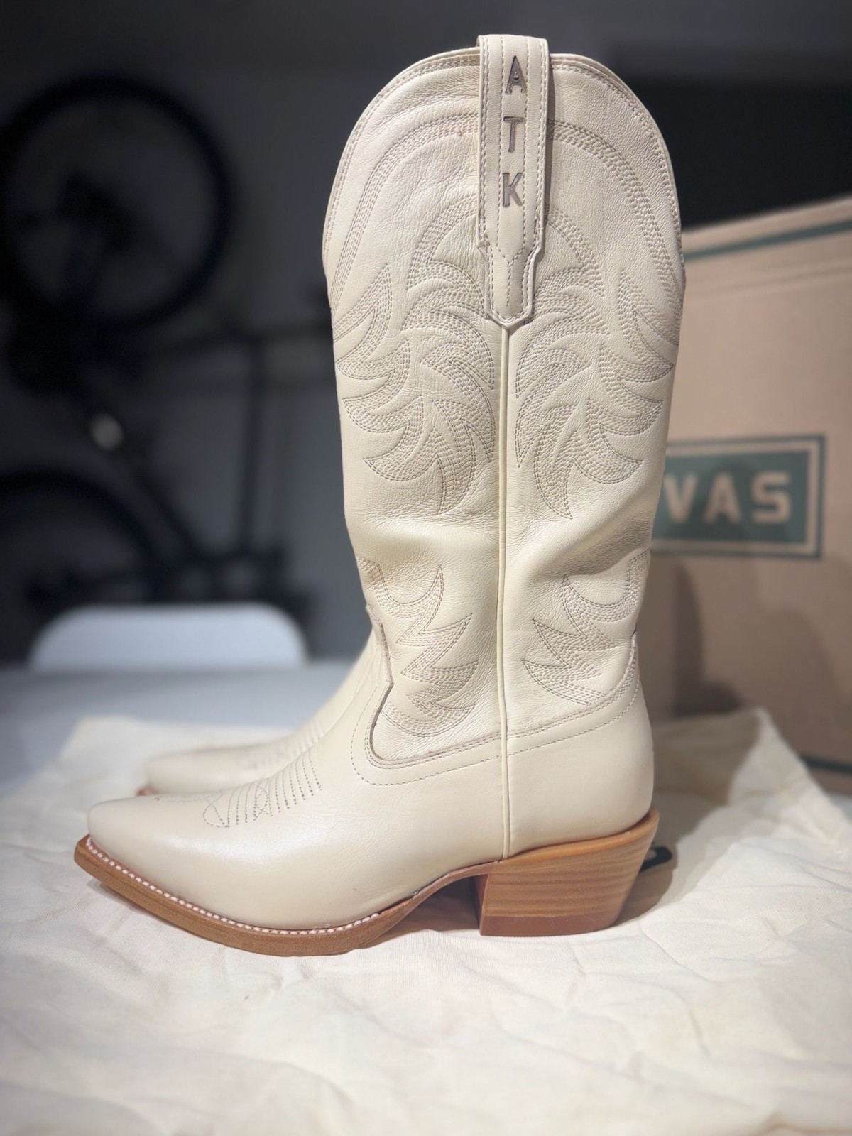 Tecovas The Annie Snip Toe Cowgirl Boots in Bone Sz 6,5 reg