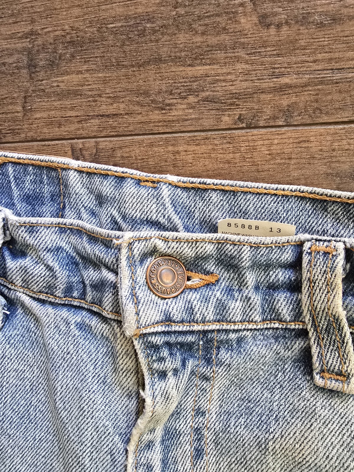 VTG Levi’s 550 Jeans 33×32 Relaxed Fit Tapered Leg Light Wash USA Red Tab 90s