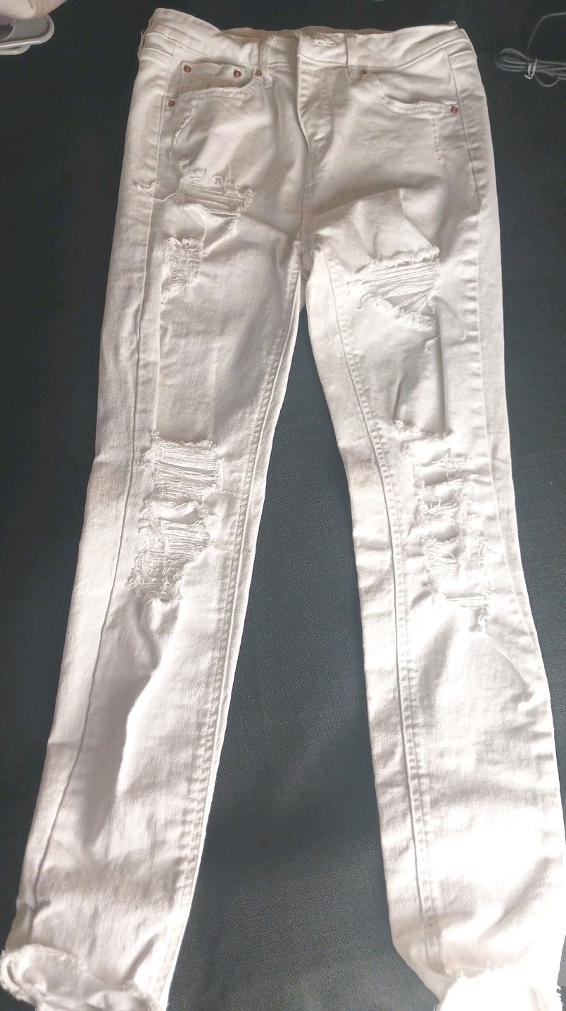 White Ripped Distresed Stretch Denim Jeans Women’s Size 6. 98% cotton 2% spandex