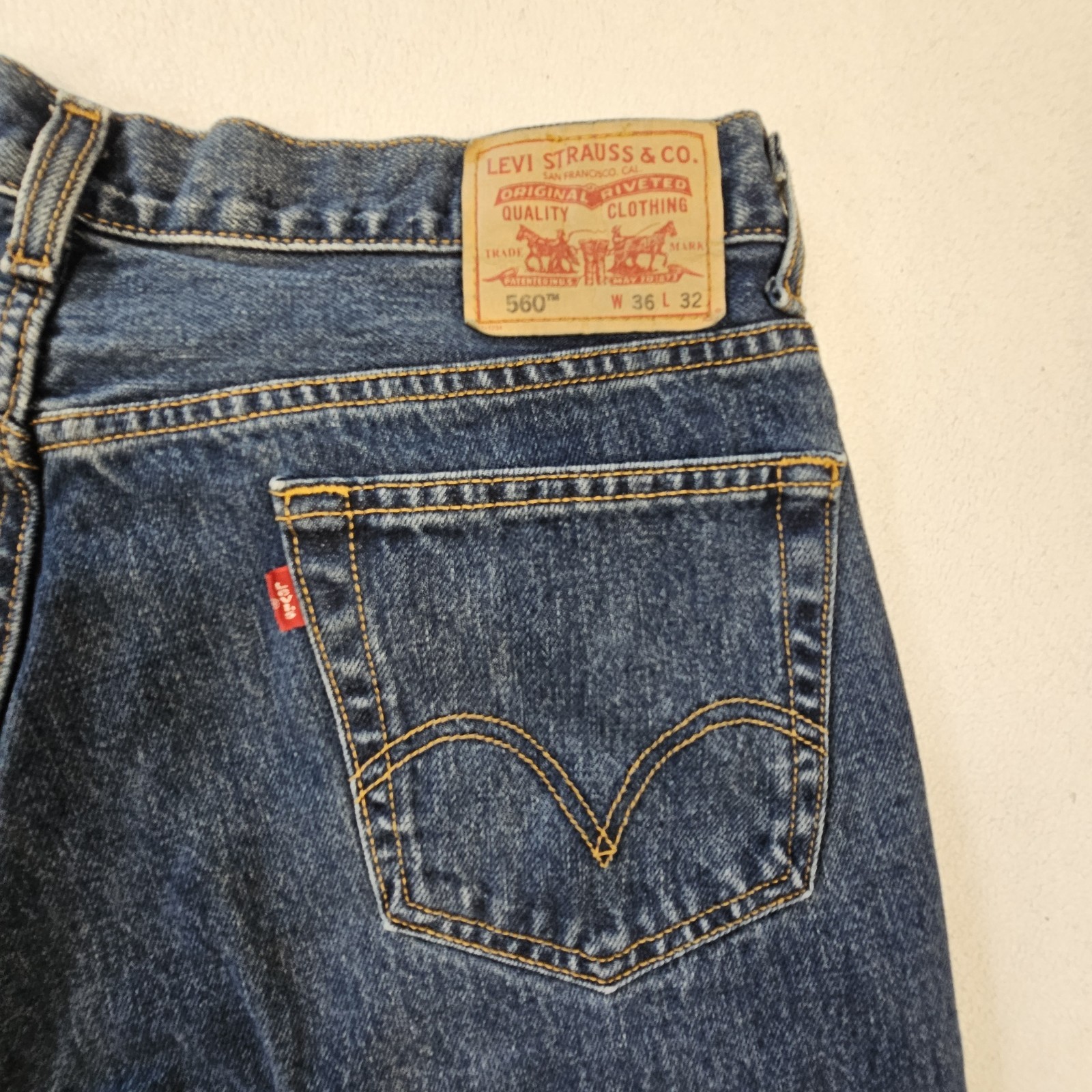 Vintage Levi’s 560 Jeans Mens 36×33 Comfort Fit Loose Tapered Dark Stonewash Y2K