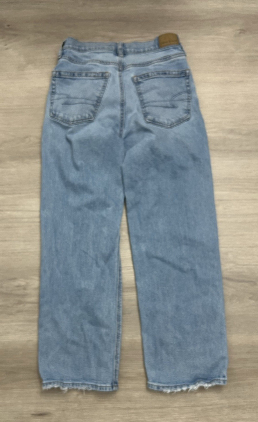 American Eagle Strigid Mom Jeans Womens Short Light Wash size 000 fraying