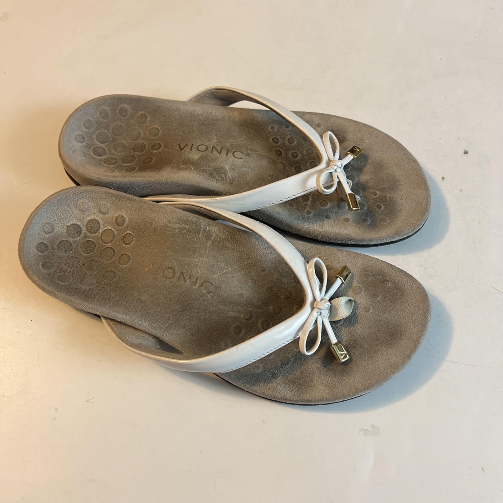 Vionic Bella II White Patent Bow Orthotic Sandals Flip Flops Women’s Size 7.5
