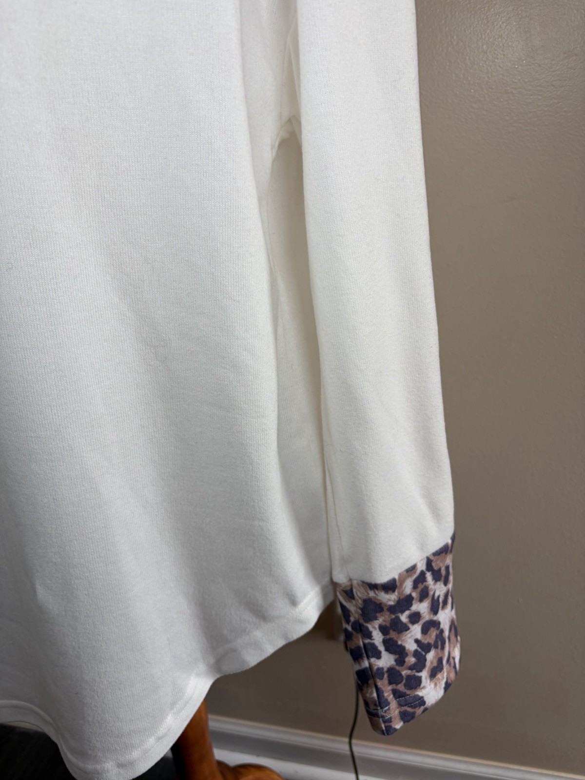 White Knit Long Sleeve Crew Neck Leopard Print Button Accent Top Size Regular