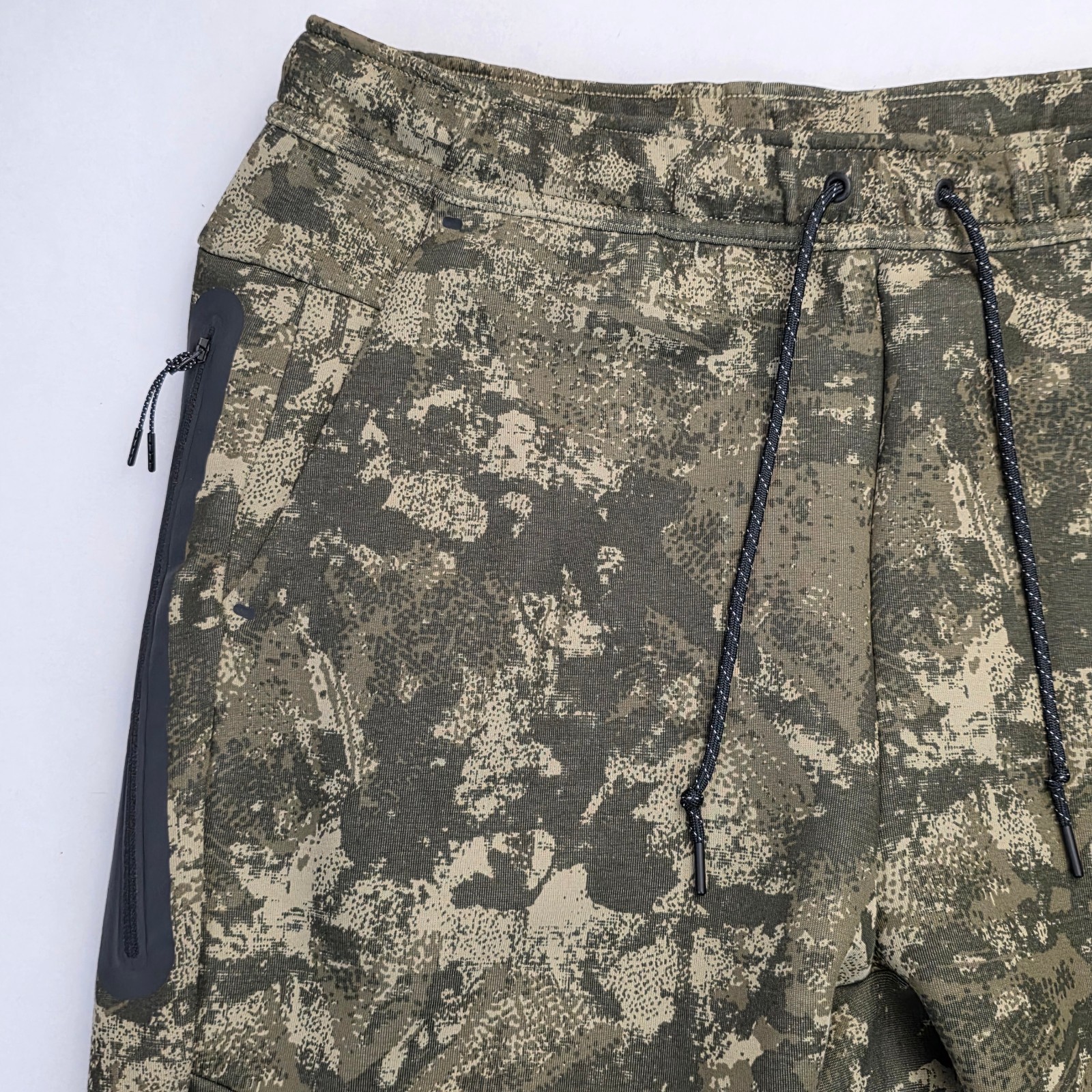 Nike Men’s Tech Fleece Camo Slim Fit Taper Jogger Sweatpants Size M Olive Green