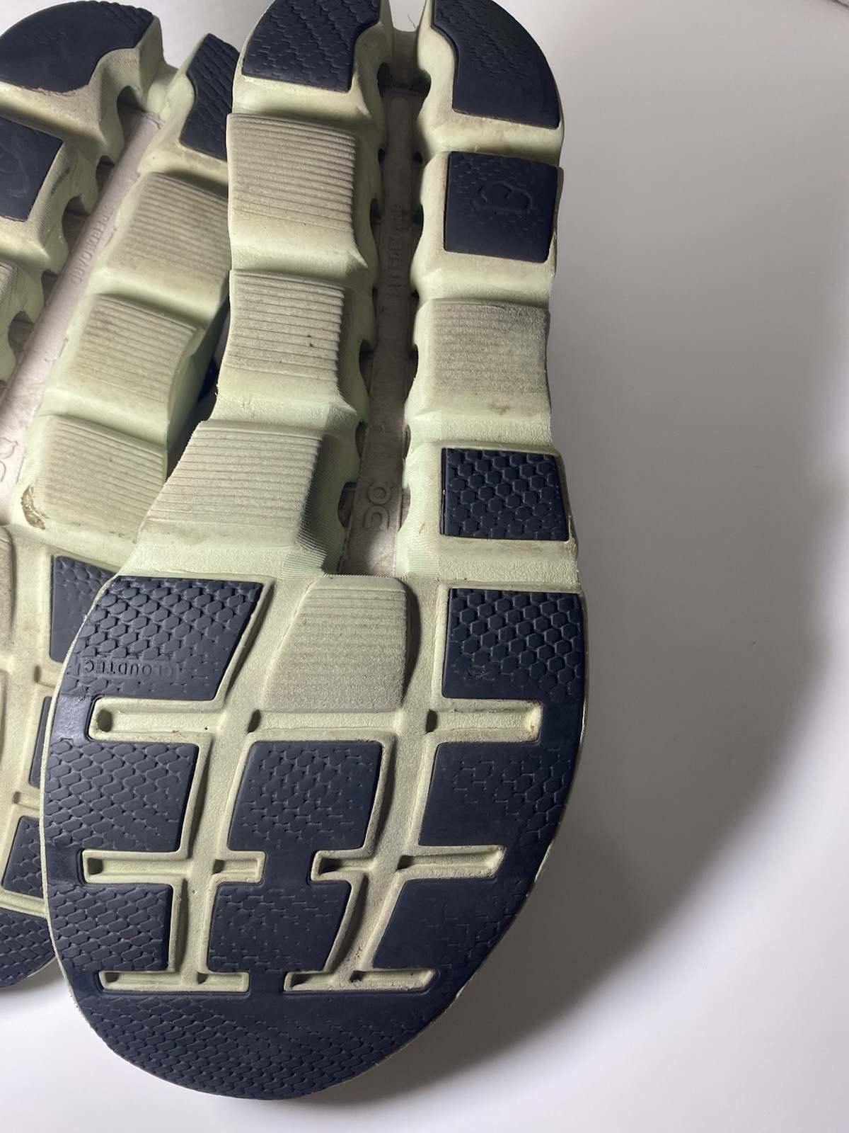 Size 12 – On Cloudstratus White Moss