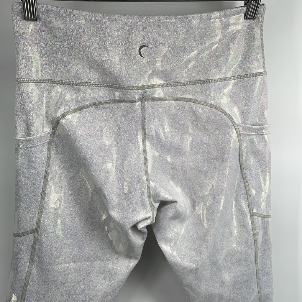 Zyia Silver Camo Metallic Pocket Light n Tight Hi-Rise Capri 20″ Leggings 8-10