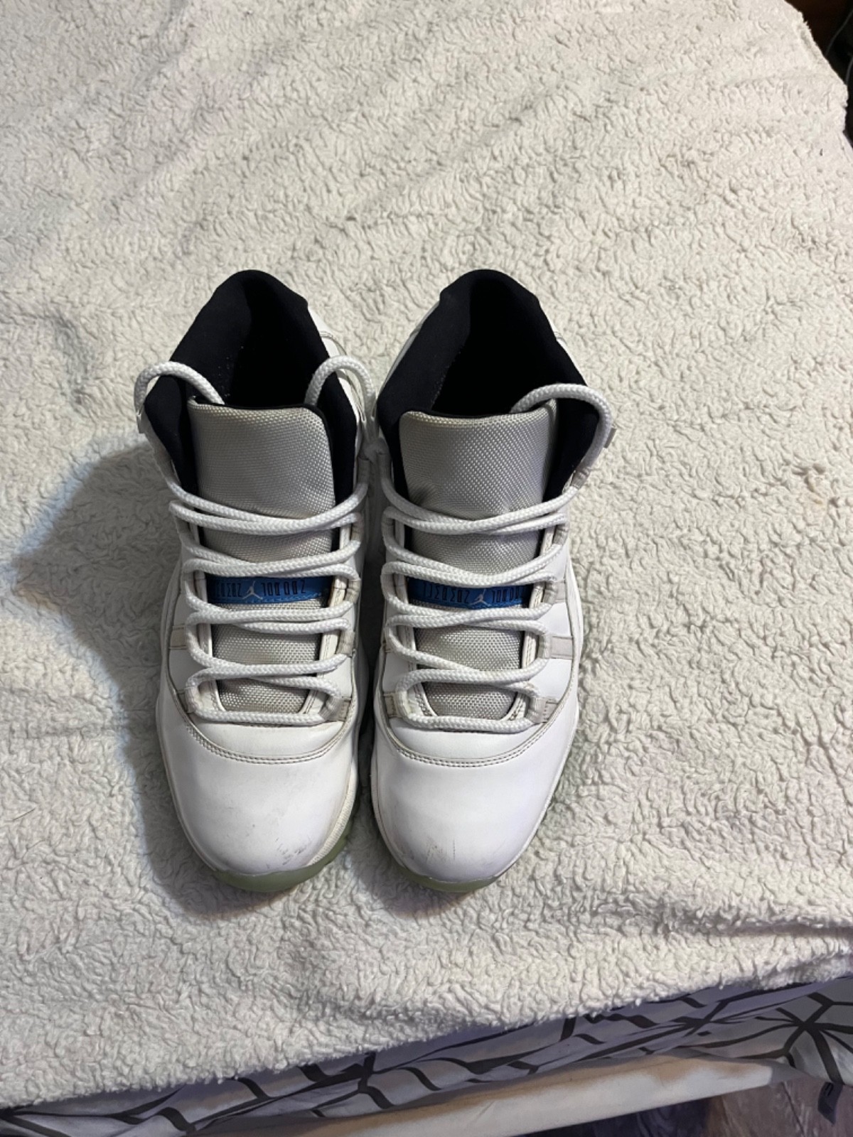 jordan 11 columbia size 10 new condition just the scuff you see as pictured