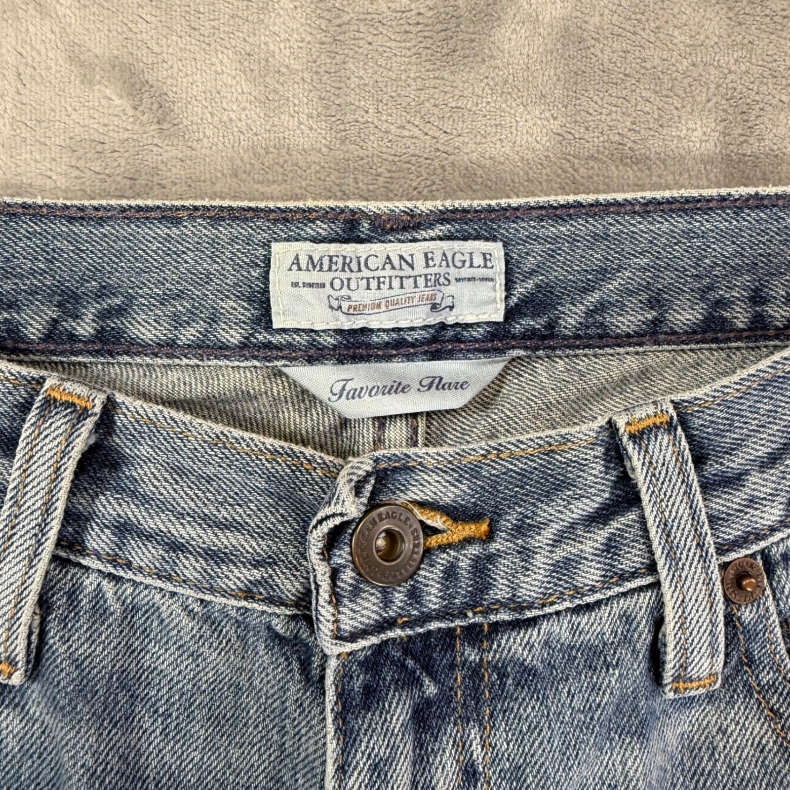 American Eagle Favorite Flare Jeans Women’s Size 6 Reg Blue Faded Denim