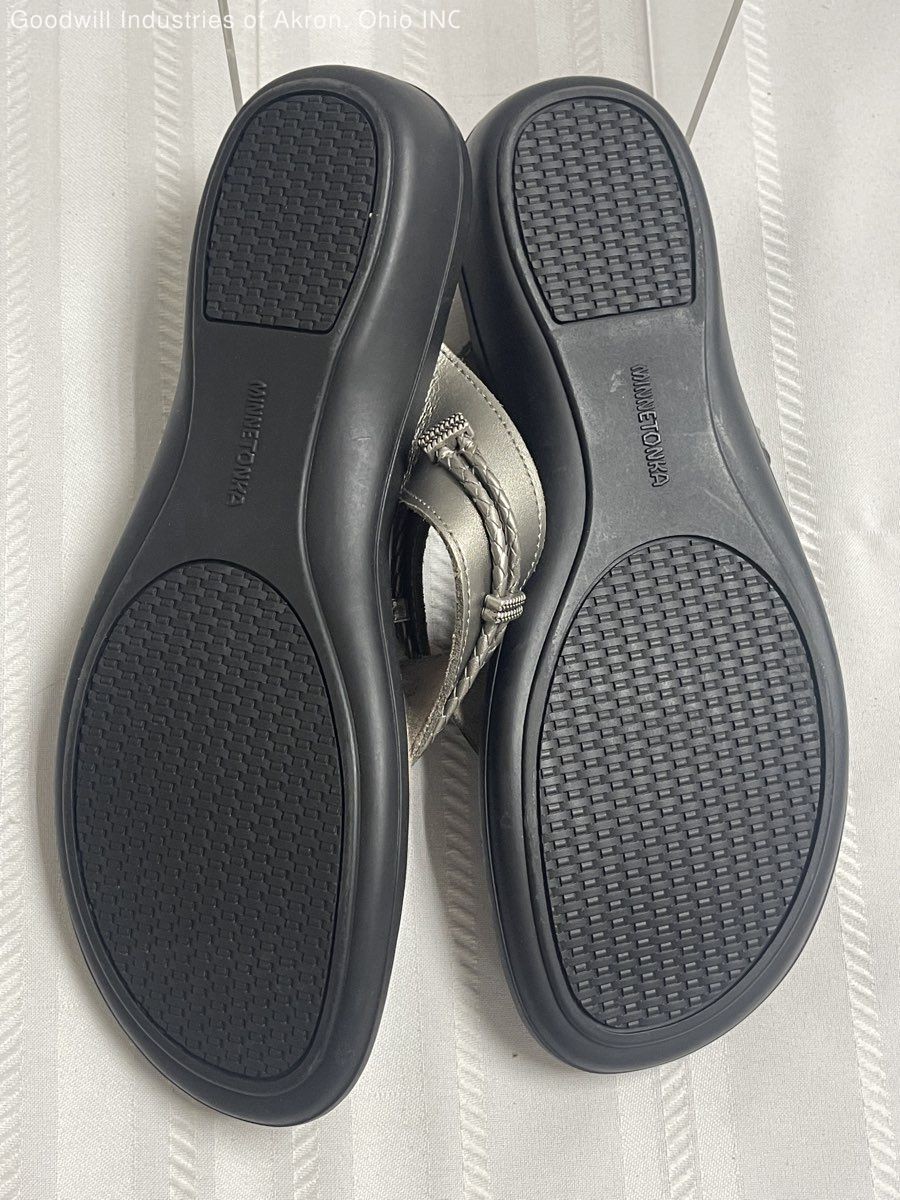 Minnetonka Silverthorne Pewter Metallic Leather Thong Sandals Women’s Size 11