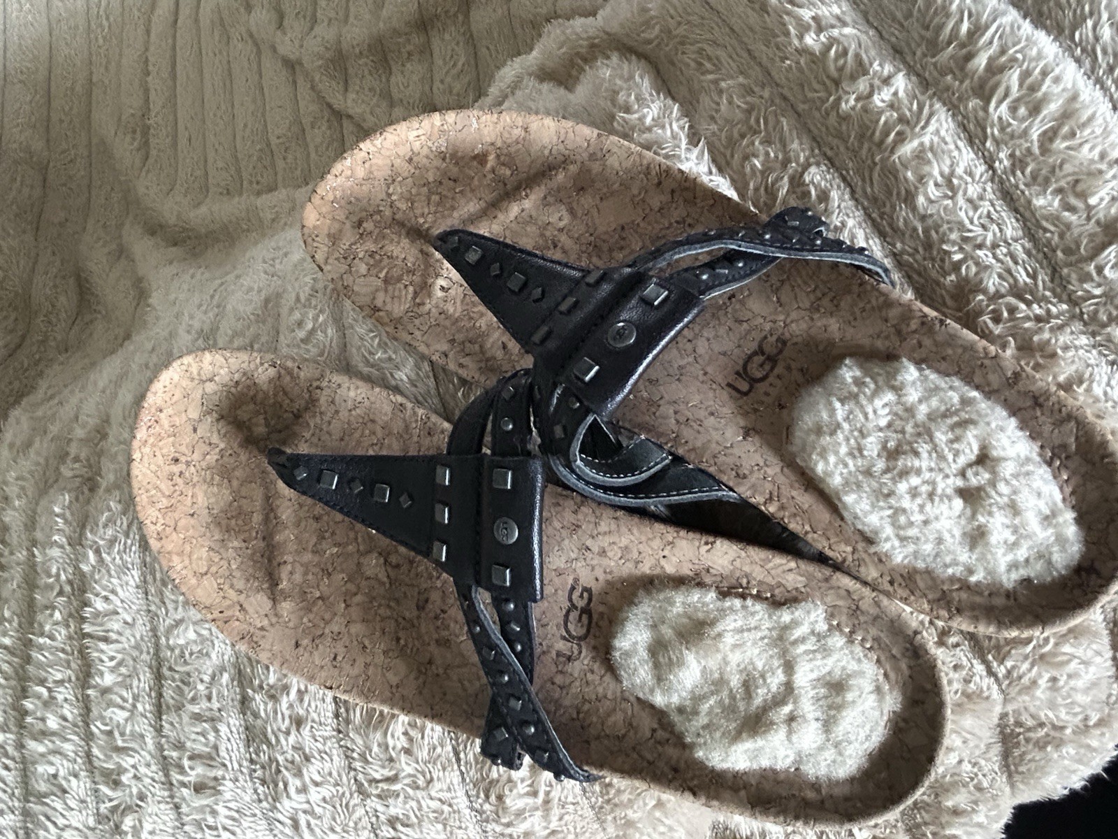 UGG Australia Women’s Deitra Black Leather Studded Thong Sandals Size 7