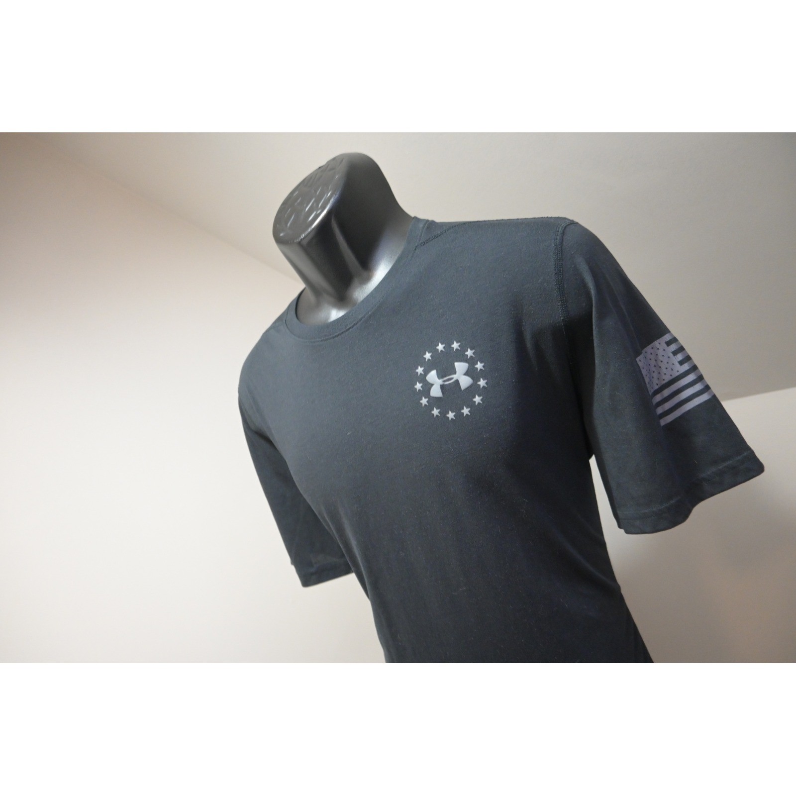Under Armour T-Shirt Mens Large Black Freedom Flag HeatGear Threadborne EUC