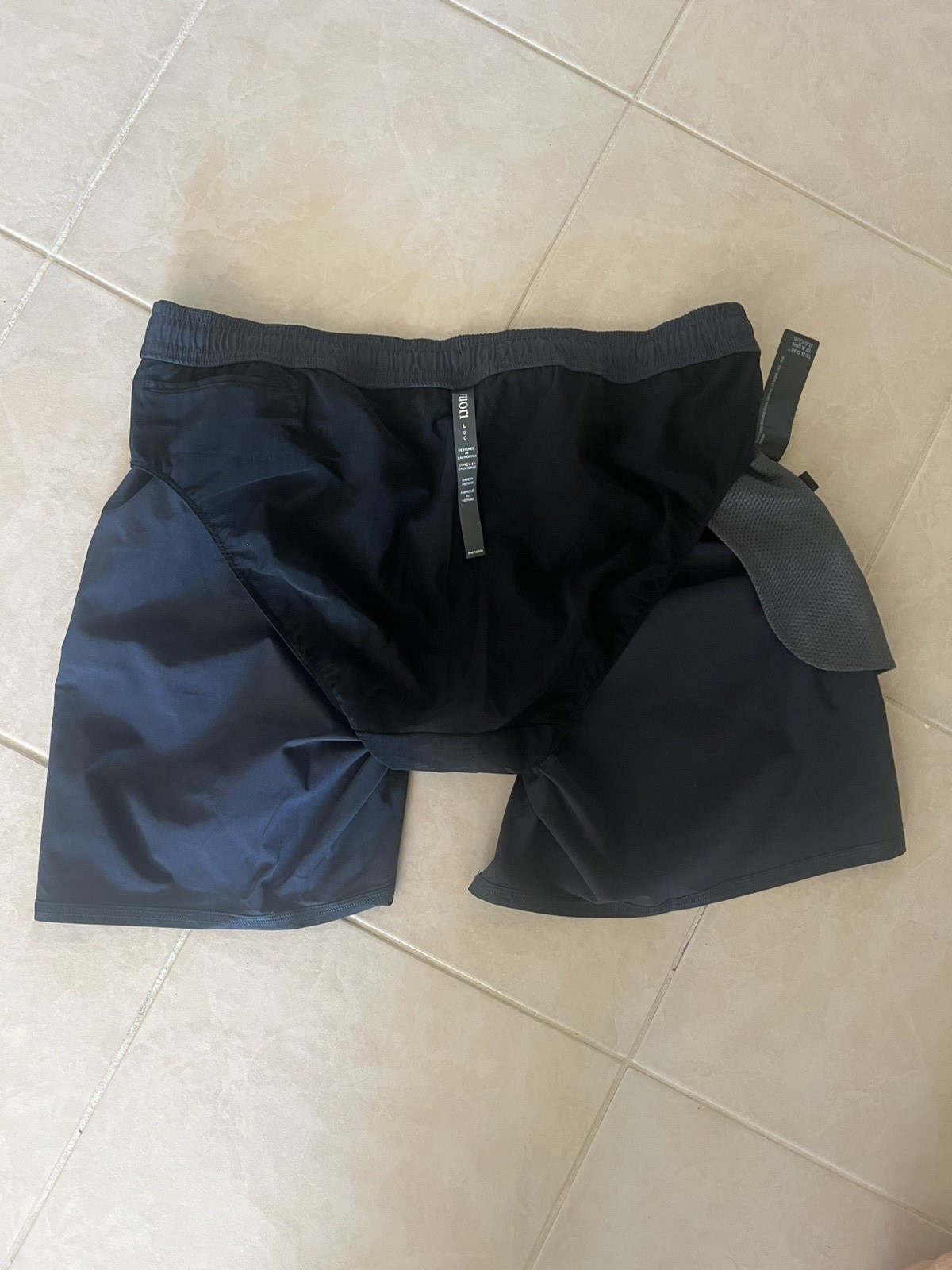 NEW Vuori Maverick Volley Short 6″ Inseam Lined Black Men’s Large L V3087