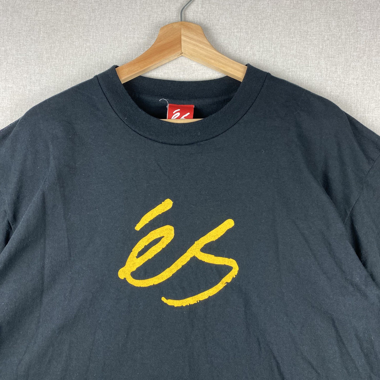 éS Skateboarding Script Logo T-Shirt Black Yellow Size L Y2K Skate Tee