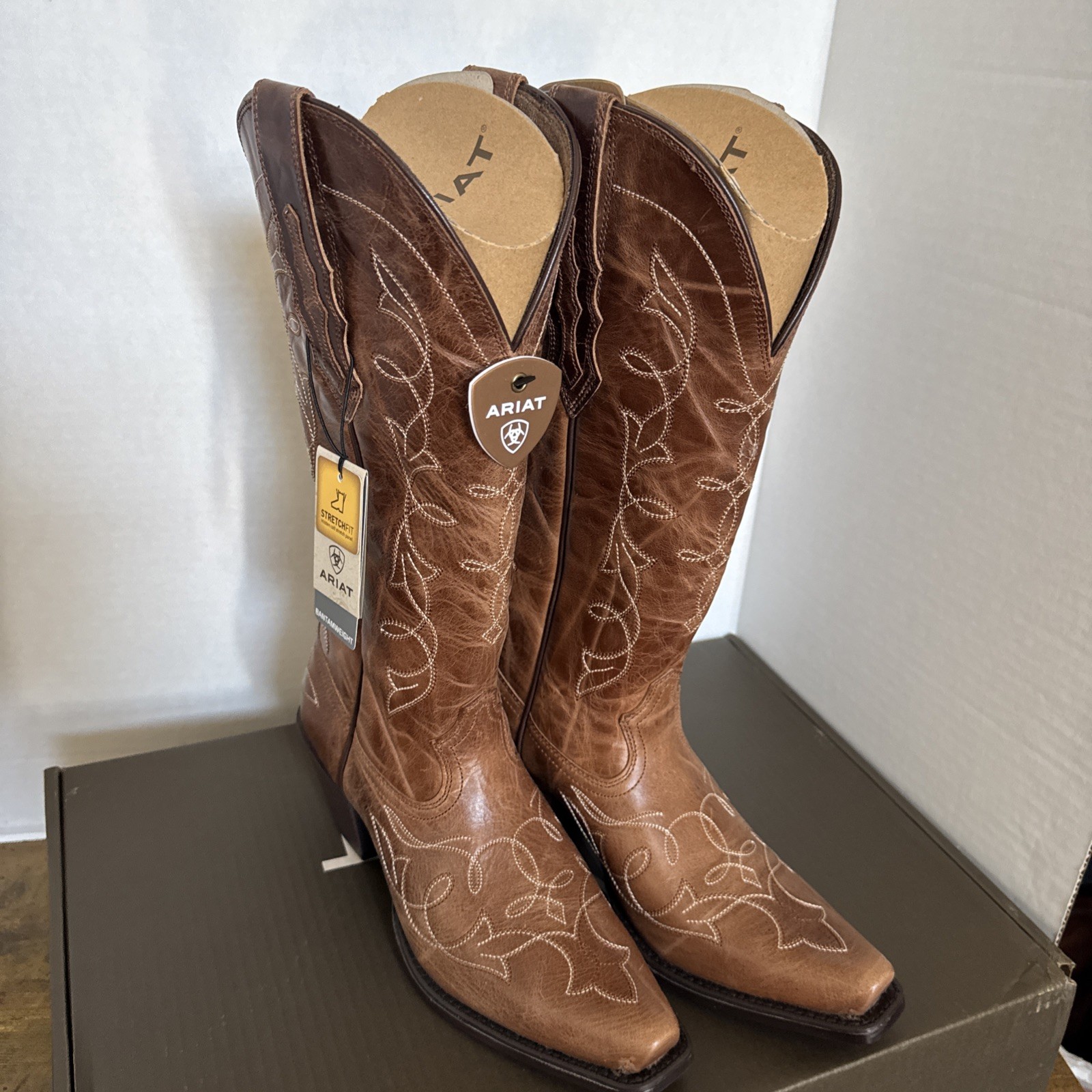 Ariat Women’s Heritage D Toe StretchFit Western Boot Size 9 B Medium RARE NEW