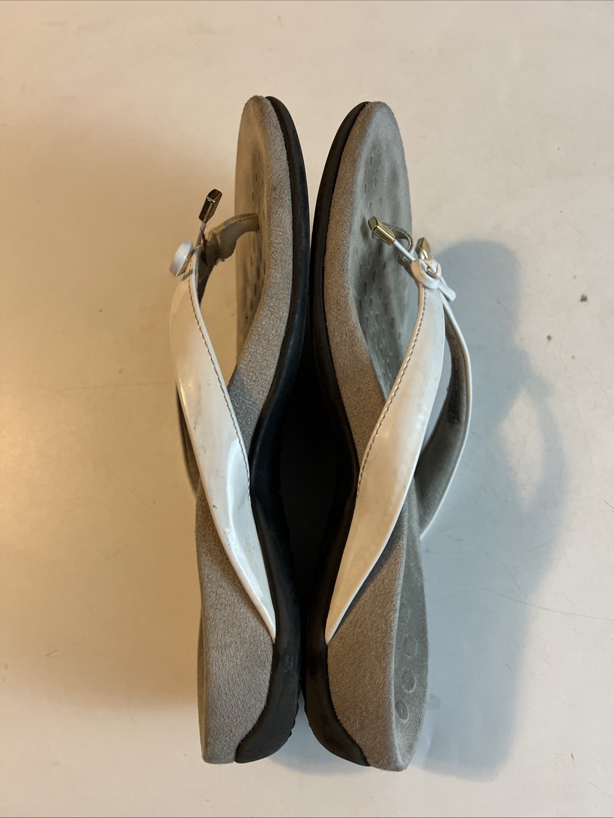 Vionic Bella II White Patent Bow Orthotic Sandals Flip Flops Women’s Size 7.5