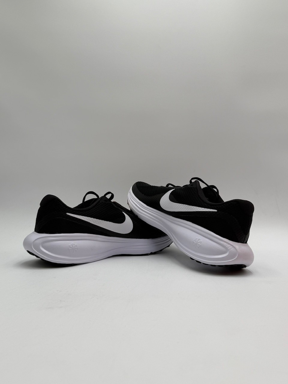 Nike REVOLUTION 8 Unisex NEW Running Sneaker Black US Size W:9.5/M:8