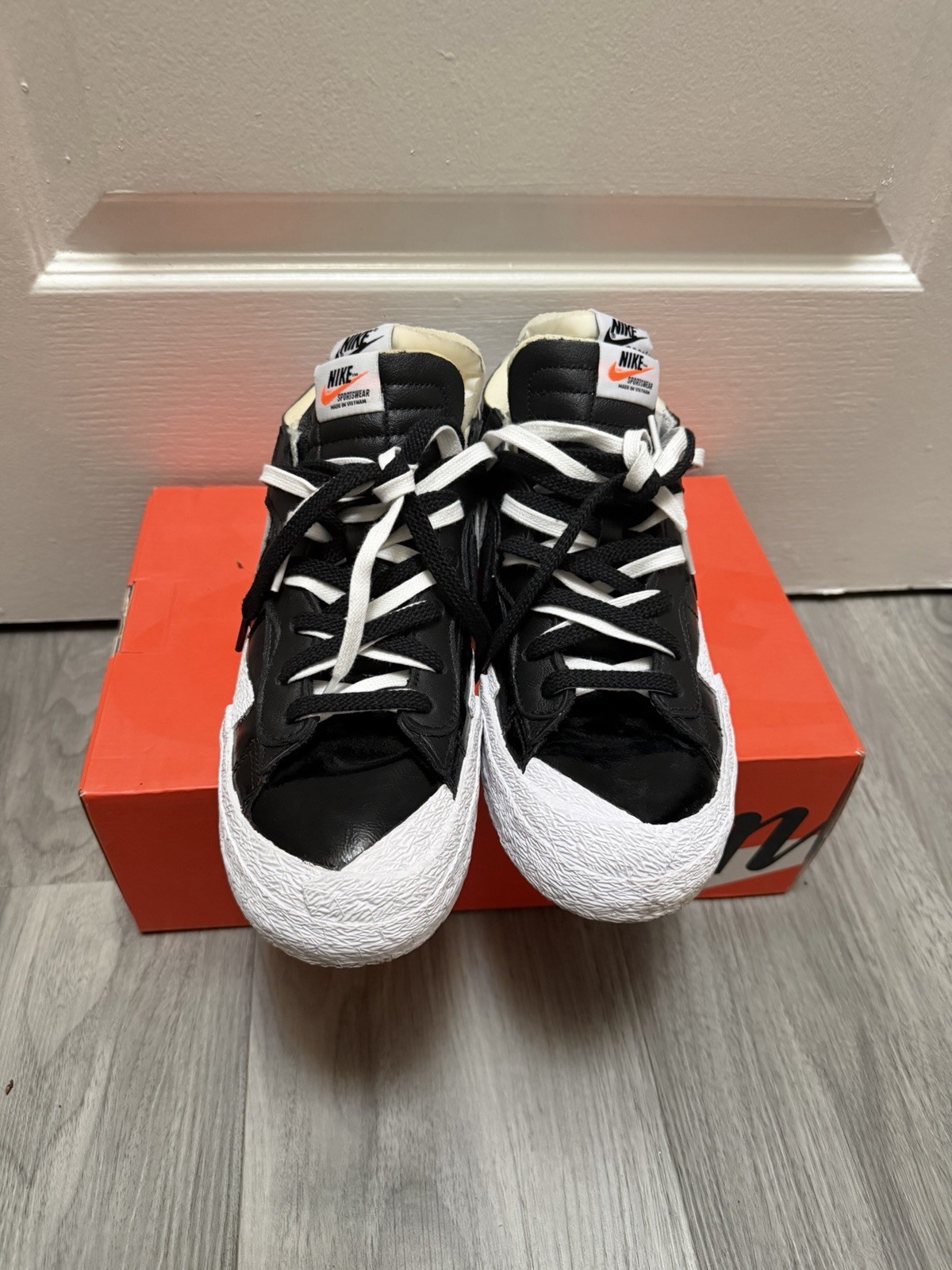 Nike sacai x Blazer Low Mens Sneakers Black/White Patent DM6443-001