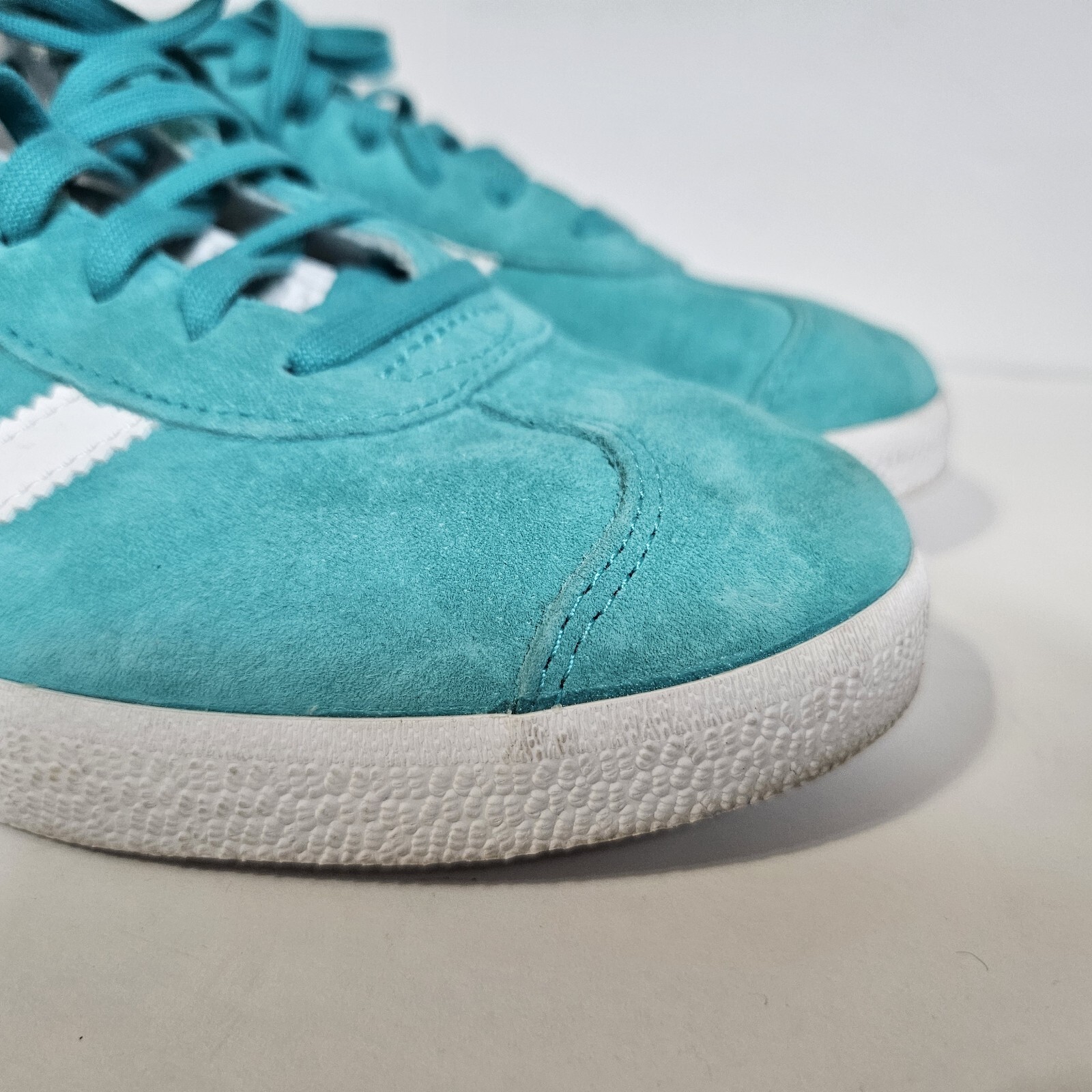 Adidas Gazelle Hi-Res Aqua and White Mens Size US 7 EU 40 EE5510