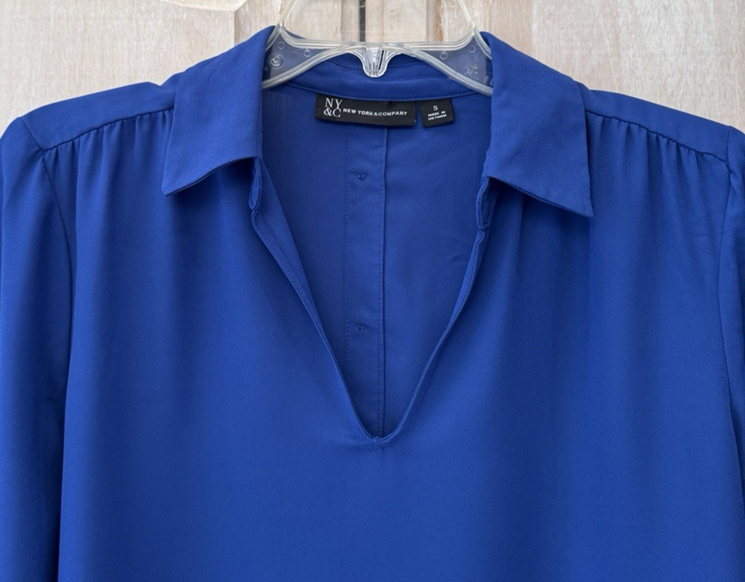 NWOT New York & Co. Blue Collared V-Neck Popover Button Back Trim Blouse Small