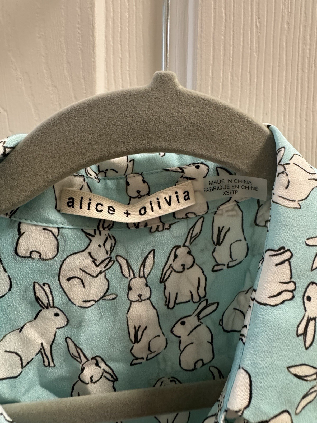 alice + olivia Green & White bunny Animal Print Collared Button-Up Shirt XS