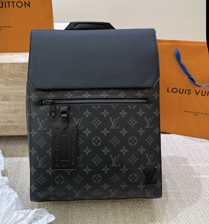 Louis Vuitton Monogram Eclipse Black Men’s Backpack Top Handle Zip Magnetic