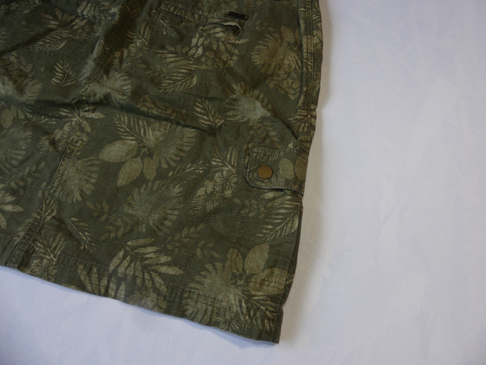 L.L.Bean green cargo skirt with leaf pattern. Size: 6 with pockets and zipper