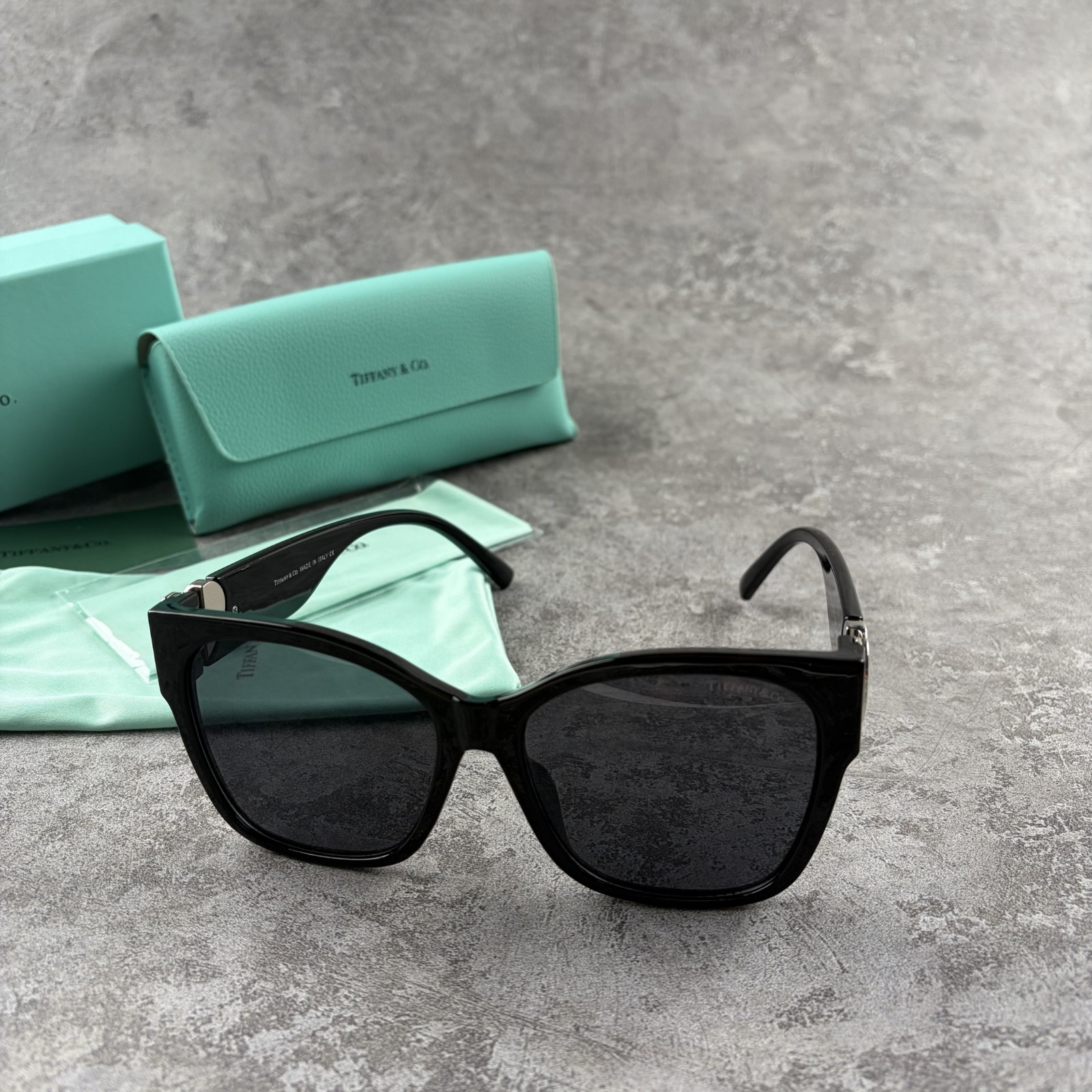 New In Box – Tiffany Black Square Sunglasses Elegant Women’s Shades