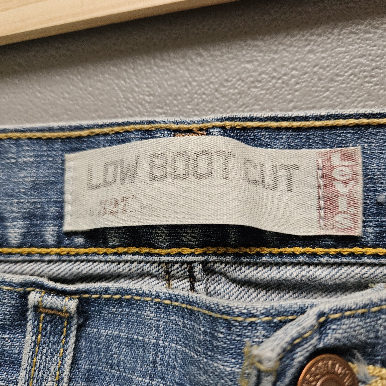Levi’s 527 Denim Jeans Low Boot Cut Men’s 33×34 Blue Distressed Med Wash