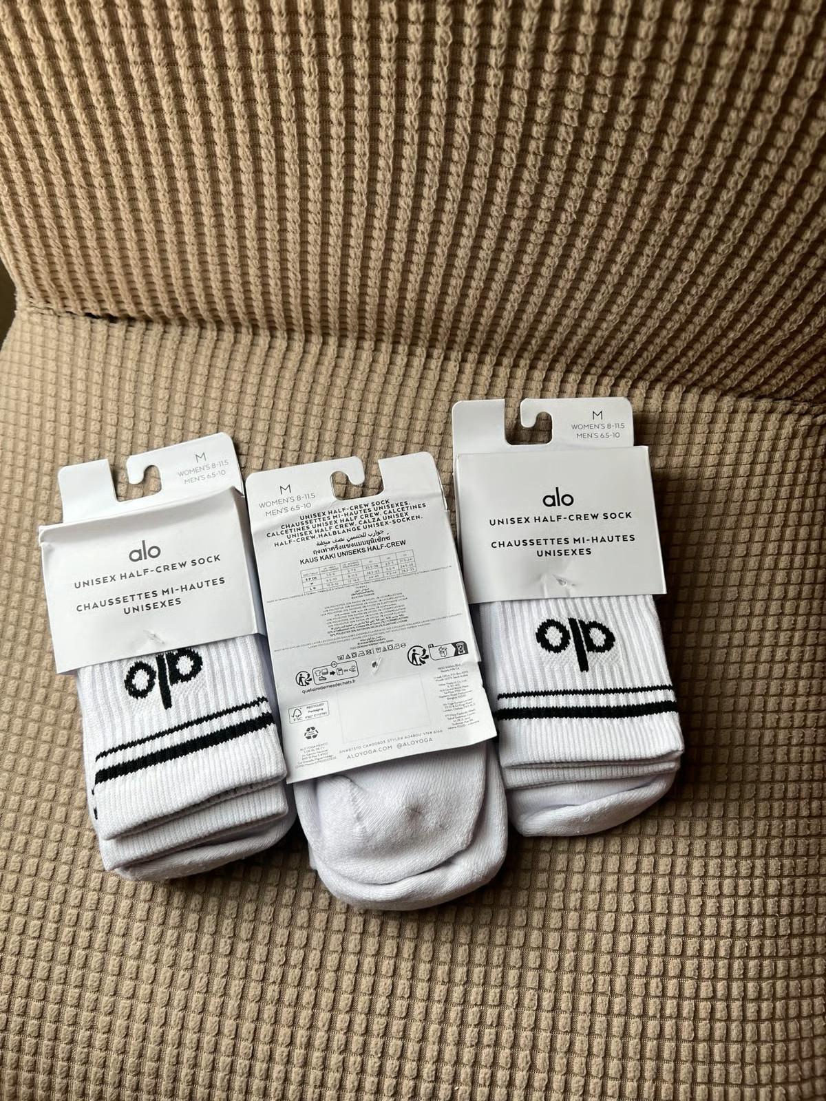 Alo Yoga Unisex Half Crew Throwbacks socks Bundle (3 pairs) Size Medium