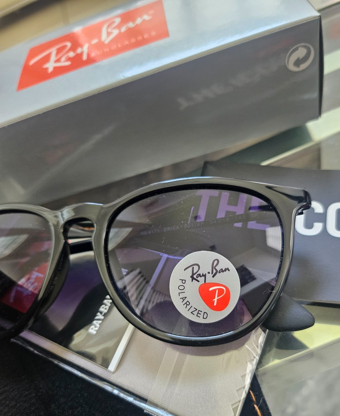 Ray-Ban Erika RB 4171 Black/Dark Grey Polarized Gradient Sunglasses unisex