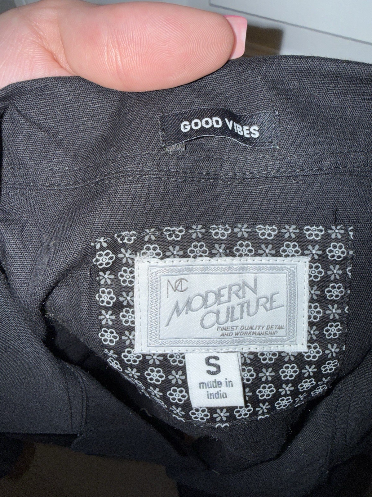 Modern Culture Men’s Black Button Down White Embroidery Short Sleeve Small NWT