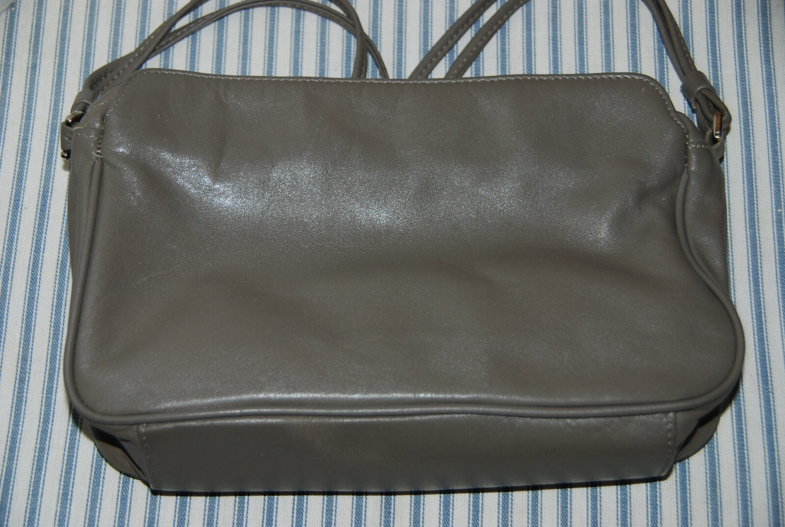 Vintage Gray Leather Purse – 10x7x3 inches