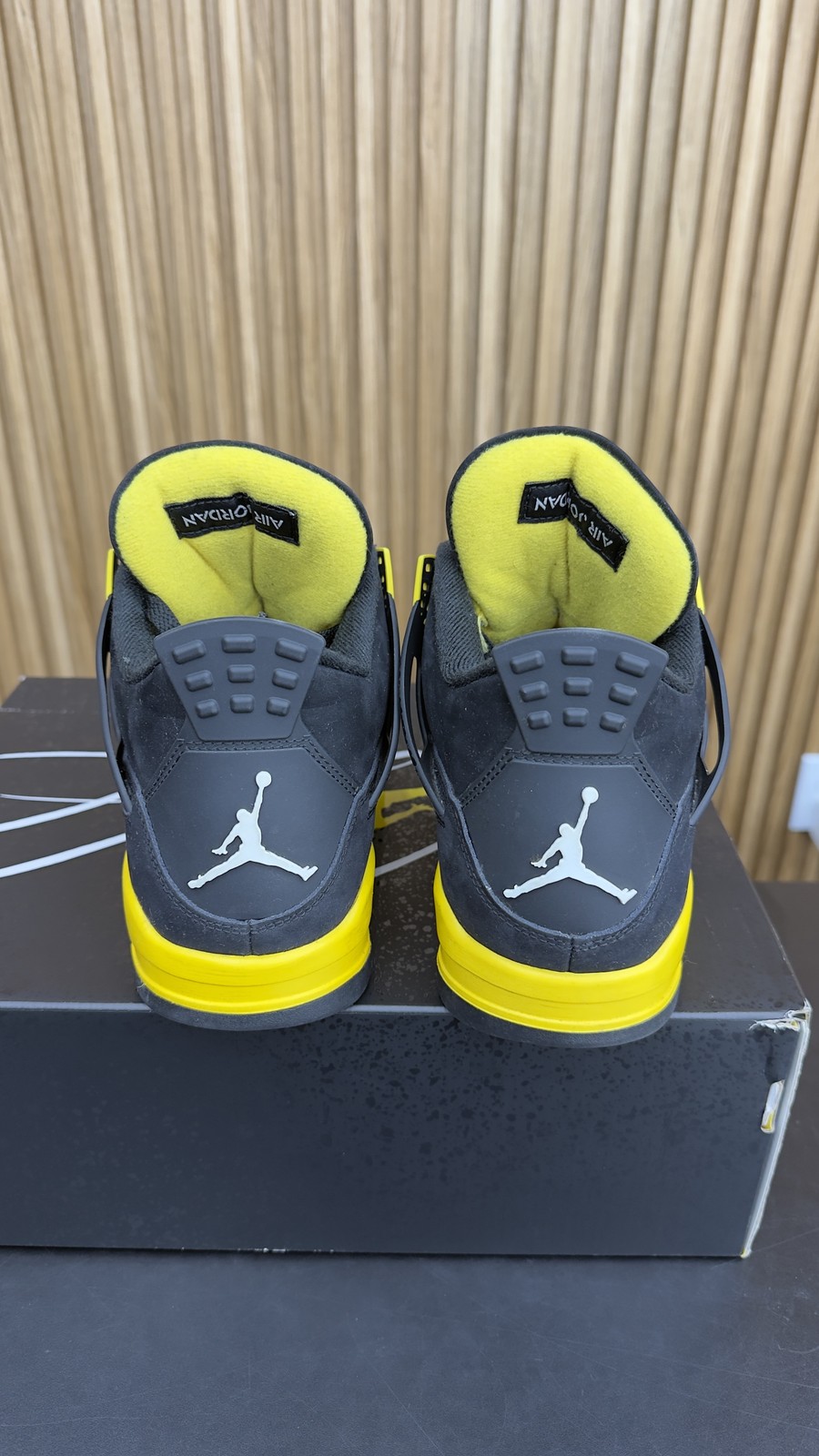 Jordan 4 Retro Thunder (2023) Size 10, PREOWNED-R