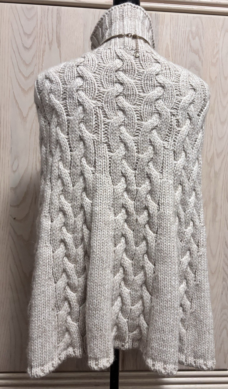 GELSO BIANCO ITALIAN CHUNKY CABLE KNIT ALPACA BLEND PONCHO OATMEAL COLOR . NEW .