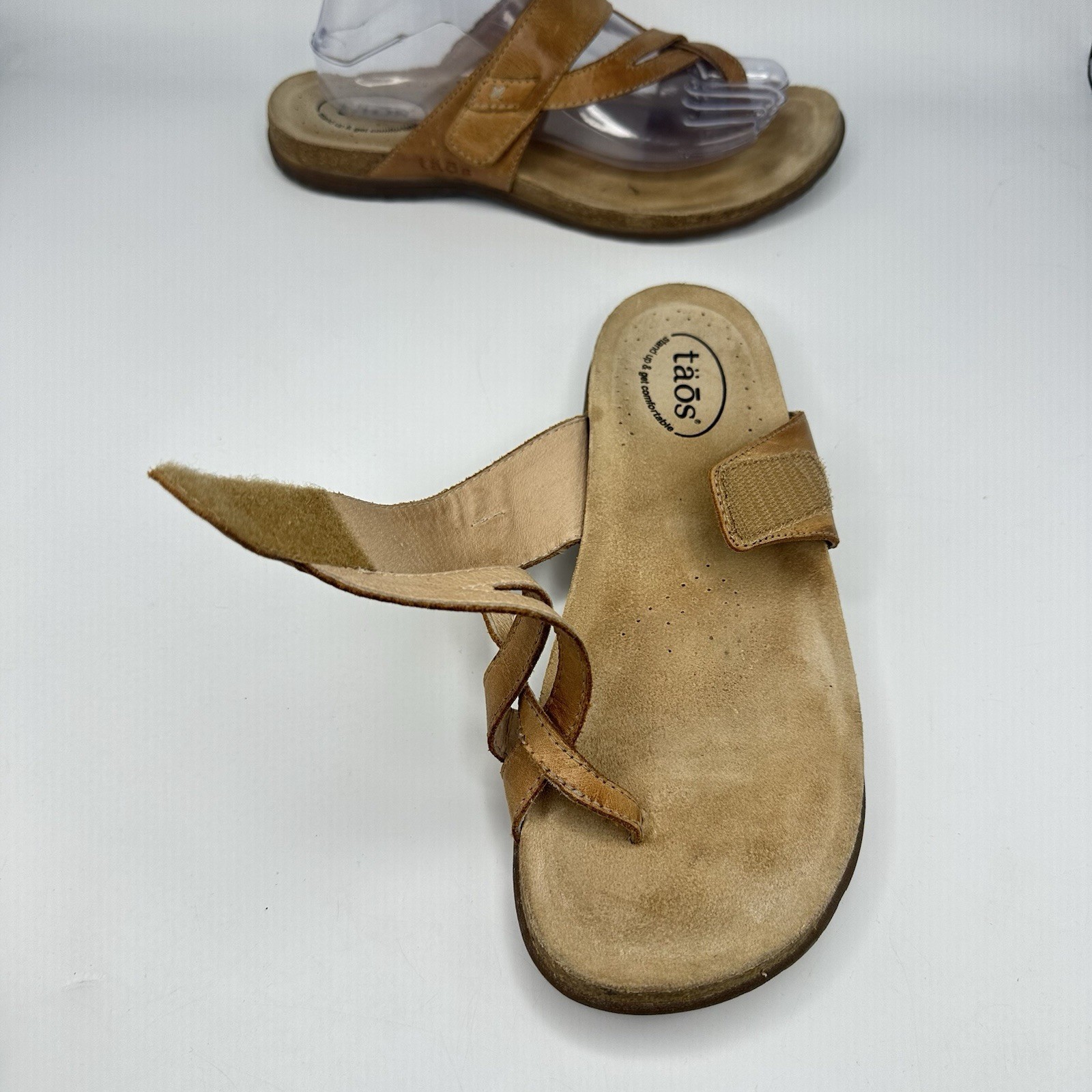 Taos Perfect Women 10 Tan Leather Strappy Toe Loop Adjustable Sandal