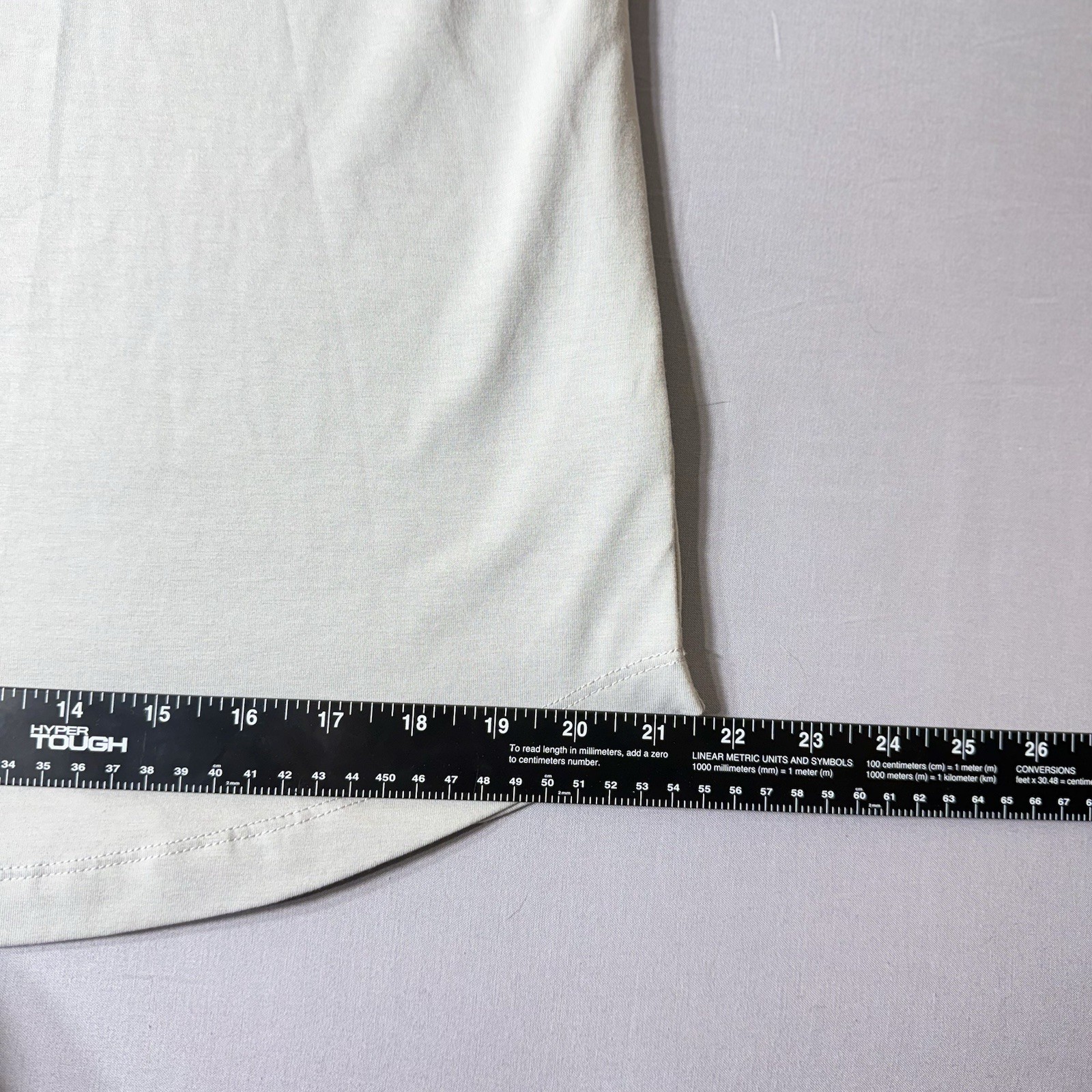 CUTS Curve-Hem Men’s White Solid Crew Neck Short Sleeve T-Shirt Poly Blend L