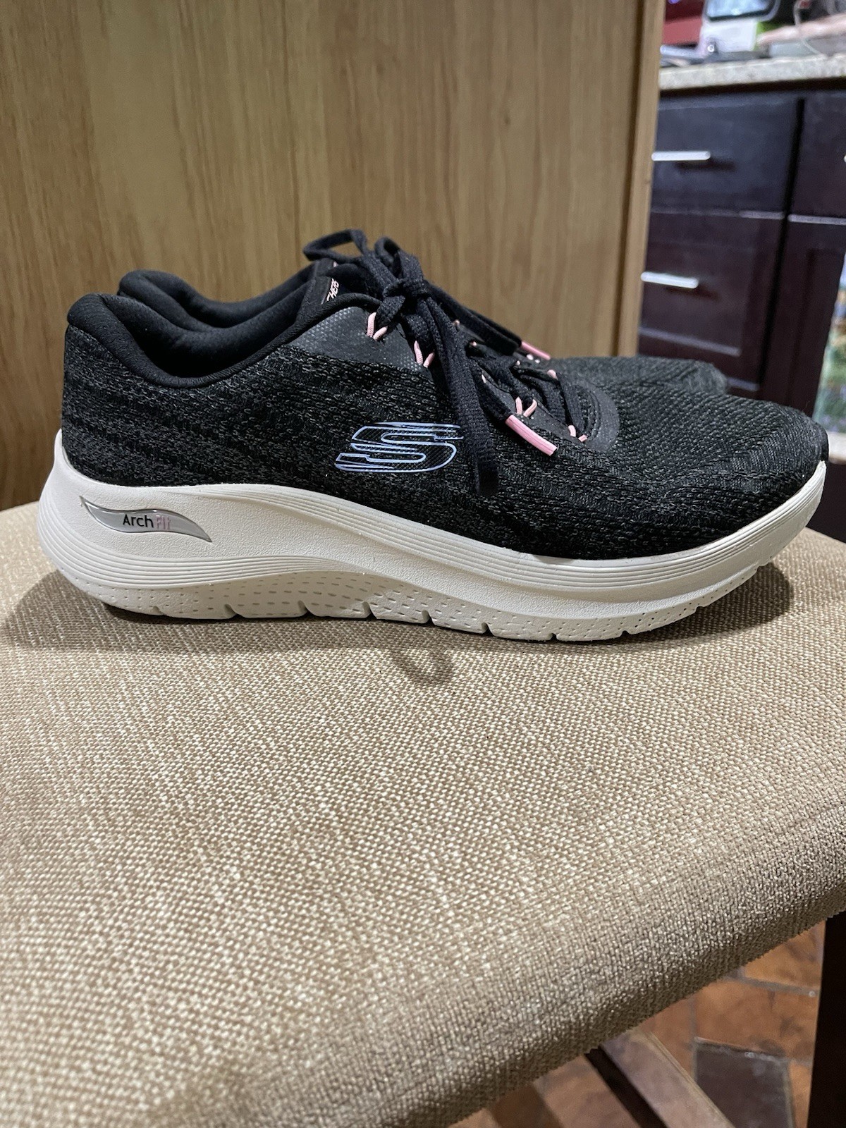 Skechers Women’s Size 9.5 Wide Arch Fit Air-Cooled Black White Pink Blue